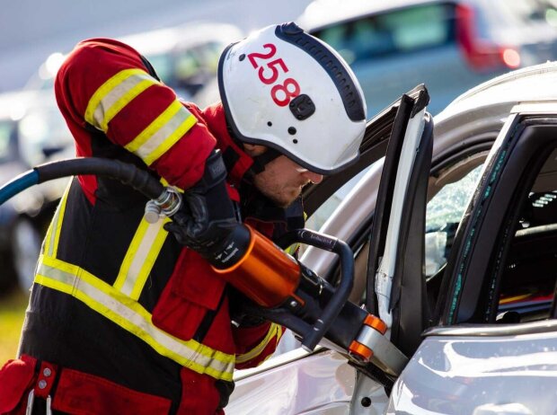 Volvo lässt Autos aus 30 Meter Höhe fallen Volvo lässt Autos aus 30 Meter Höhe fallen