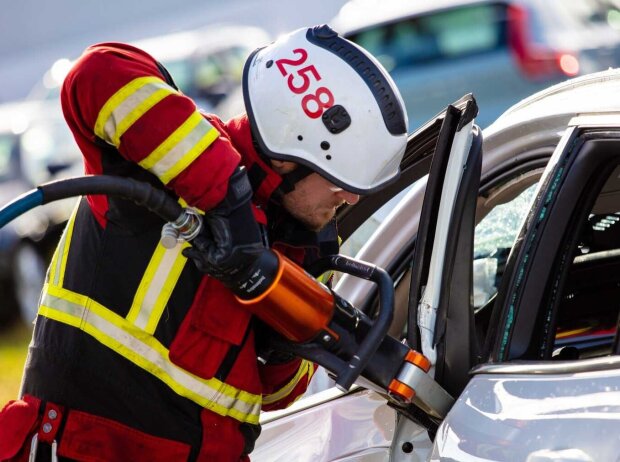 Volvo lässt Autos aus 30 Meter Höhe fallen