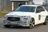 Bild zum Inhalt: Mercedes C-Klasse (2021) verliert viel an Tarnung