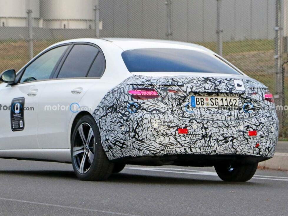 Mercedes C-Klasse (2021) mit weniger Tarnung erwischt