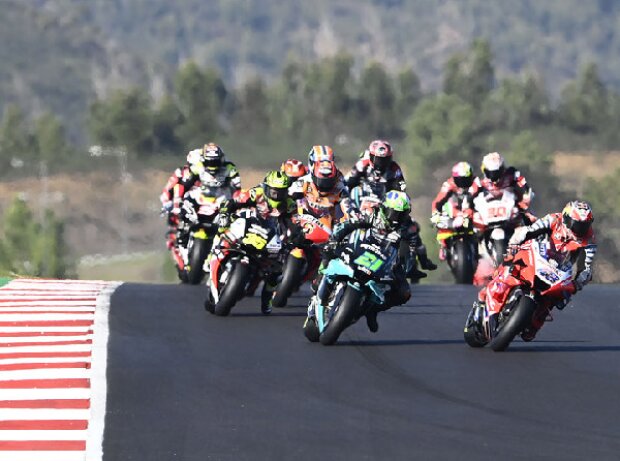 Titel-Bild zur News: Renn-Action beim MotoGP-Saisonfinale 2020 in Portimao
