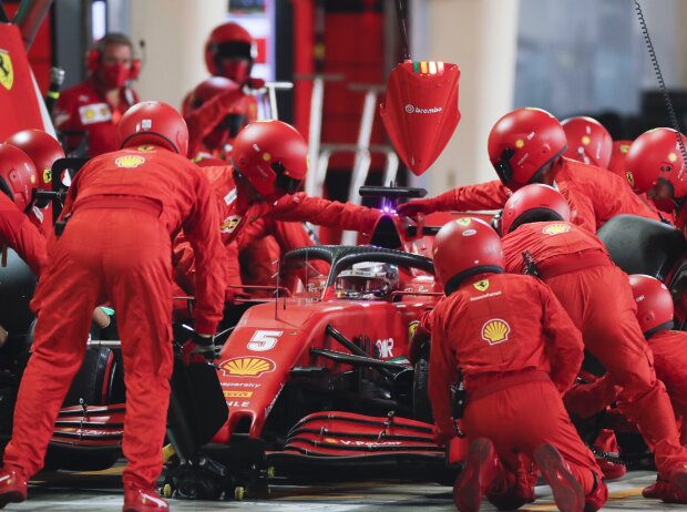 Sebastian Vettel, Boxenstopp mit Mechanikern Sebastian Vettel, Boxenstopp mit Mechanikern
