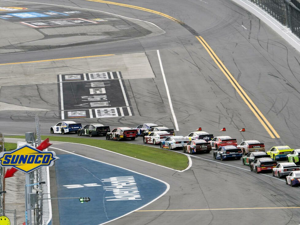 Restart auf dem Daytona-Rundkurs: Chase Elliott führt