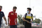 Charles Leclerc (Ferrari) und Guanyu Zhou 