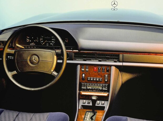 Vor 40 Jahren: Mercedes-Benz bringt Fahrerairbag und Gurtstraffer in die Serie