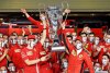 Bild zum Inhalt: Sonderpokal für Sebastian Vettel zum Ferrari-Abschied!