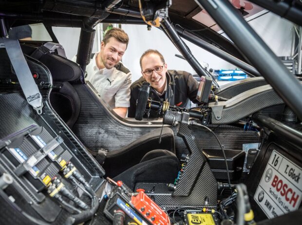 Dateningenieure von Bosch am DTM-Auto von Timo Glock Dateningenieure von Bosch am DTM-Auto von Timo Glock