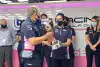 Bild zum Inhalt: Bewegendes Video: Racing Point schenkt Sergio Perez seinen Siegerpokal