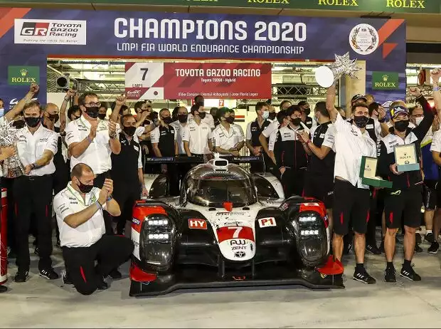 Gruppenfoto, Mike Conway, Kamui Kobayashi Titel-Bild zur News: Gruppenfoto, Mike Conway, Kamui Kobayashi