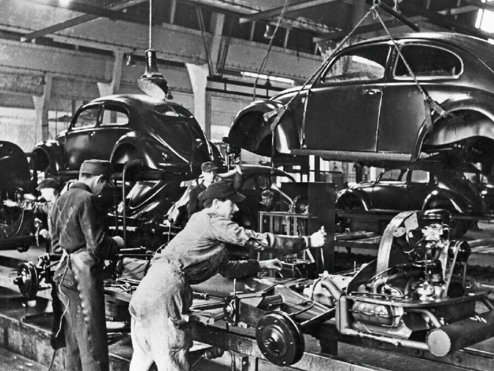Beginn der Serienfertigung des VW Käfer