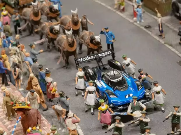Der Volkswagen ID.R bei einem bayerischen Trachtenumzug Titel-Bild zur News: Der Volkswagen ID.R bei einem bayerischen Trachtenumzug