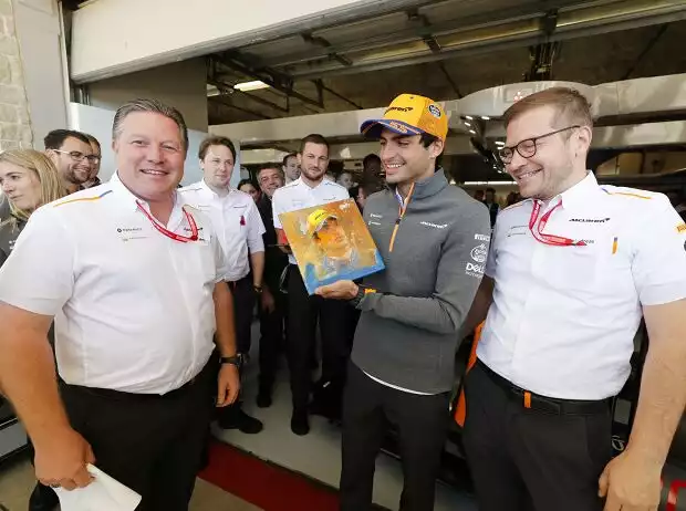 Carlos Sainz, Zak Brown, Andreas Seidl Titel-Bild zur News: Carlos Sainz, Zak Brown, Andreas Seidl