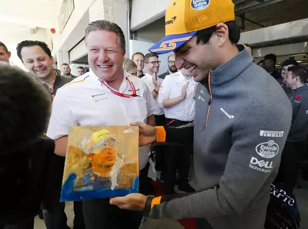 Carlos Sainz, Zak Brown Titel-Bild zur News: Carlos Sainz, Zak Brown