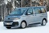 VW T7 Multivan (2021) zeigt sich kaum noch getarnt im Schnee