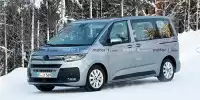 Bild zum Inhalt: VW T7 Multivan (2021) zeigt sich kaum noch getarnt im Schnee