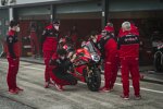 Ducati-Mechaniker arbeiten an der Panigale V4R von Rinaldi