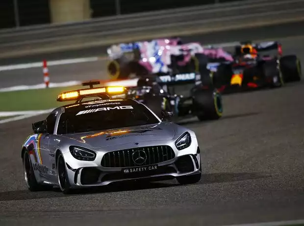 Lewis Hamilton, Max Verstappen, Sergio Perez, Safety-Car Titel-Bild zur News: Lewis Hamilton, Max Verstappen, Sergio Perez, Safety-Car