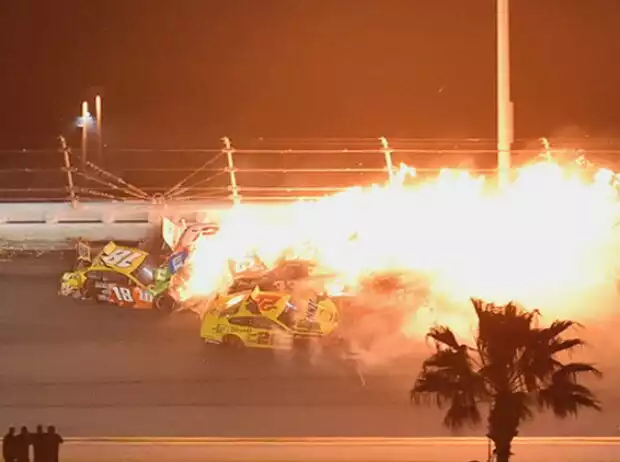 Titel-Bild zur News: Big One: Massencrash in letzter Runde beim Daytona 500 des Jahres 2021