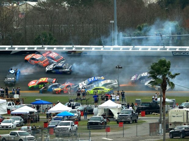 Big One: Massencrash beim Daytona 500 des Jahres 2021