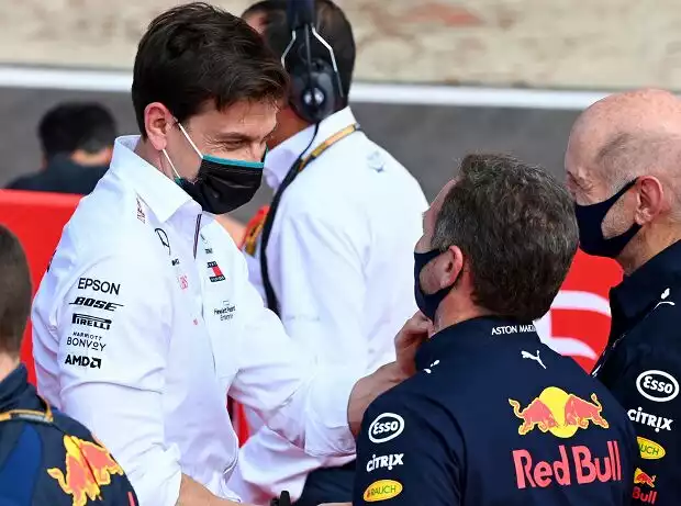 Titel-Bild zur News: Toto Wolff, Christian Horner, Adrian Newey, Max Verstappen