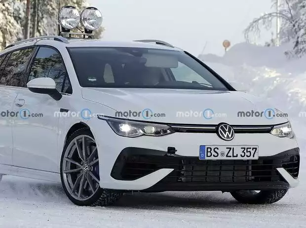 VW Golf R Variant (2021) fast ungetarnt erwischt Titel-Bild zur News: VW Golf R Variant (2021) fast ungetarnt erwischt