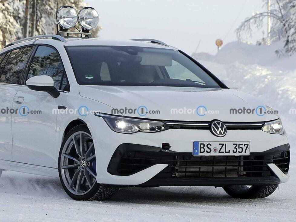 VW Golf R Variant (2021) fast ungetarnt erwischt