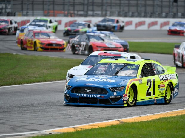 NASCAR-Action auf dem Daytona-Rundkurs NASCAR-Action auf dem Daytona-Rundkurs