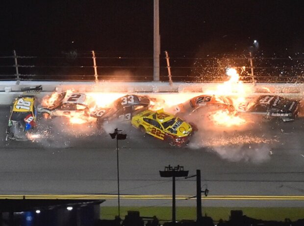 Big One: Massencrash in letzter Runde beim Daytona 500 des Jahres 2021 Big One: Massencrash in letzter Runde beim Daytona 500 des Jahres 2021
