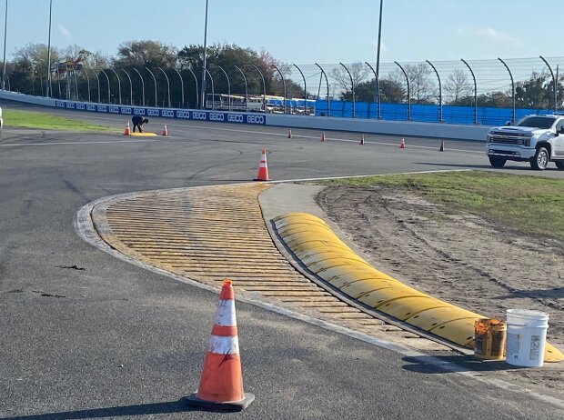 Neue Randsteine in der Bus-Stop-Schikane auf dem Daytona-Rundkurs Neue Randsteine in der Bus-Stop-Schikane auf dem Daytona-Rundkurs
