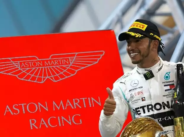 Lewis Hamilton mit Aston-Martin-Logo Titel-Bild zur News: Lewis Hamilton mit Aston-Martin-Logo