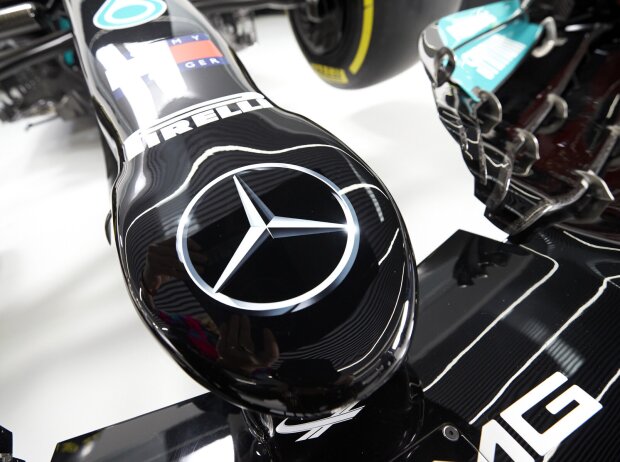 Titel-Bild zur News: Mercedes-Stern am F1 W12