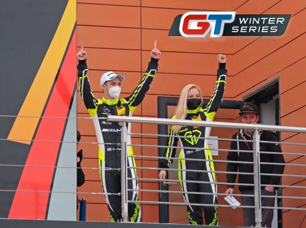Siegerehrung GT Winter Series 2021 im Motorland Aragon: Meistertitel für das Team Zakspeed mit Robert Haub und Gabriela Jilkova