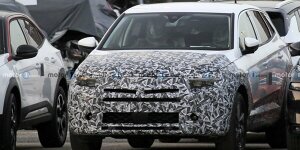 Opel Grandland X Facelift neben neuem Mokka erwischt