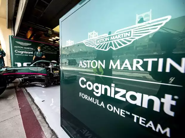 Titel-Bild zur News: Sebastian Vettel in der Box von Aston Martin