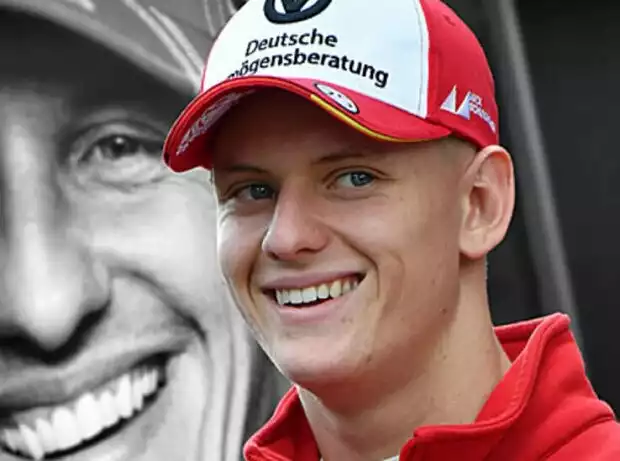 Titel-Bild zur News: Für guten Zweck: Mick Schumacher versteigert signierte Kappe