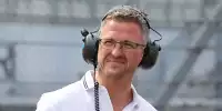 Ein Foto von Ralf Schumacher mit großen schwarzen Kopfhörern