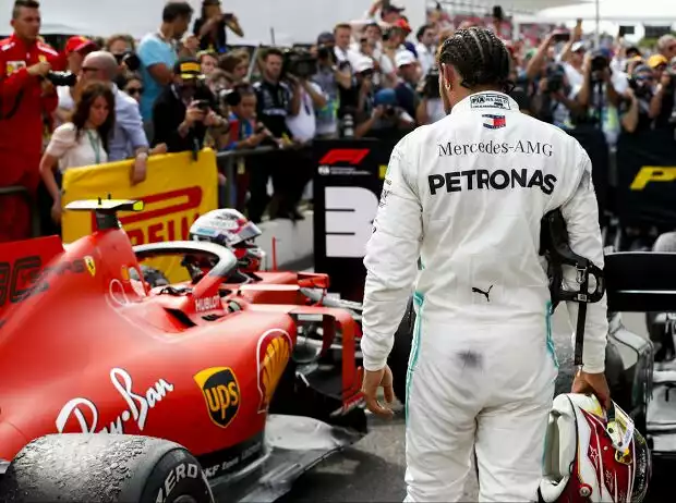 Lewis Hamilton inspiziert den Ferrari von Charles Leclerc Titel-Bild zur News: Lewis Hamilton inspiziert den Ferrari von Charles Leclerc