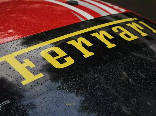 Ferrari-Schriftzug Titel-Bild zur News: Ferrari-Schriftzug