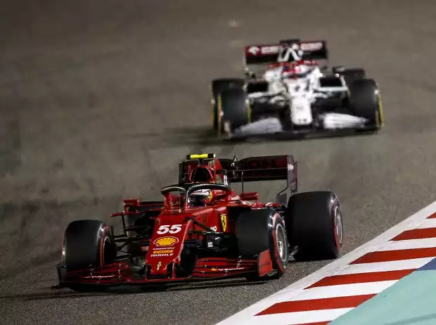Carlos Sainz, Kimi Räikkönen Titel-Bild zur News: Carlos Sainz, Kimi Räikkönen