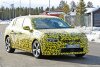 Bild zum Inhalt: Der brandneue Opel Astra L (2021) posiert schon wieder als Erlkönig