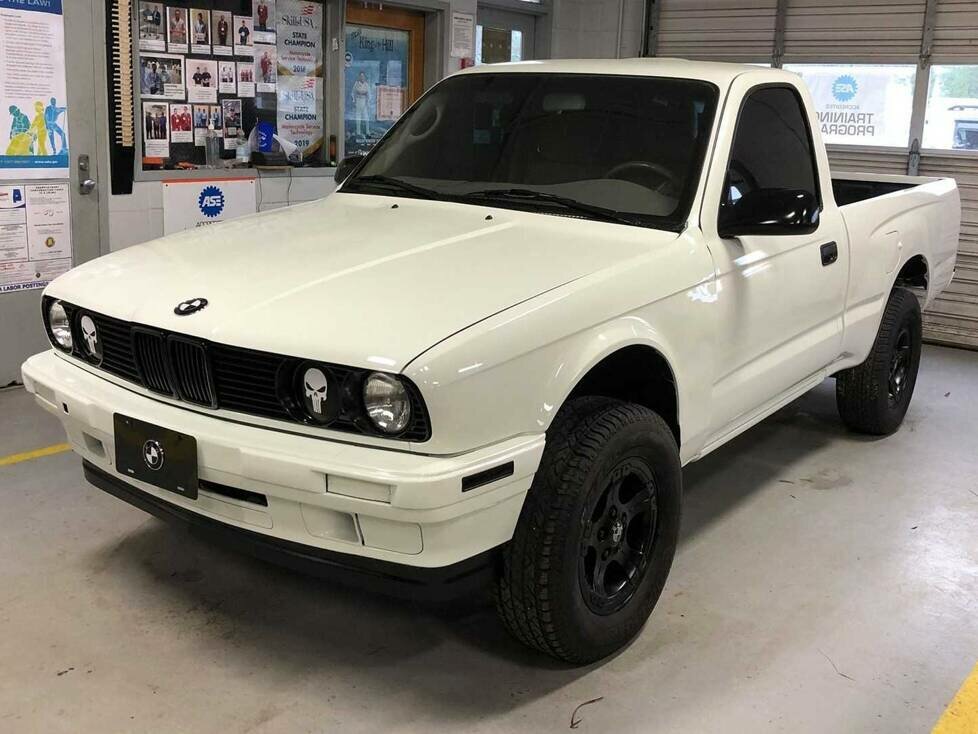Toyota Tacoma (2001) mit Frontpartie eines BMW 325i von 1987