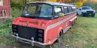 Bild zum Inhalt: Irrer VW Bus mit acht Rädern steht bei eBay USA zum Verkauf