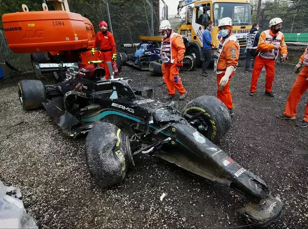 Das Unfallauto von Valtteri Bottas nach dem Crash mit George Russell in Imola 2021. Titel-Bild zur News: Das Unfallauto von Valtteri Bottas nach dem Crash mit George Russell in Imola 2021.