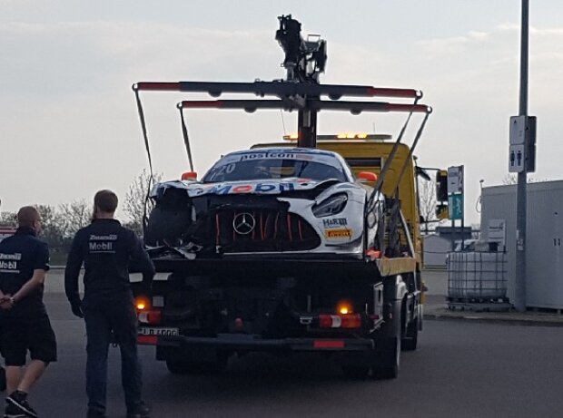 Zakspeed-Mercedes nach Unfall beim ADAC GT Masters Test auf Abschleppwagen