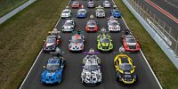 Schräg von oben fotografiert alle Autos des Porsche Carrera Cup Deutschland neben- und hintereinander auf einer Gerade aufgereiht.