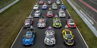 Schräg von oben fotografiert alle Autos des Porsche Carrera Cup Deutschland neben- und hintereinander auf einer Gerade aufgereiht.