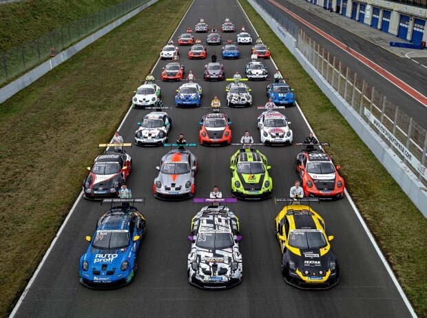 Titel-Bild zur News: Schräg von oben fotografiert alle Autos des Porsche Carrera Cup Deutschland neben- und hintereinander auf einer Gerade aufgereiht.