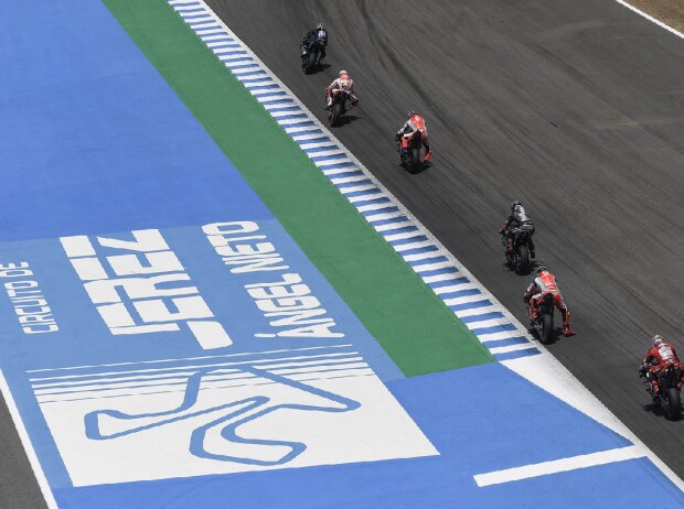 Titel-Bild zur News: MotoGP-Action in Jerez