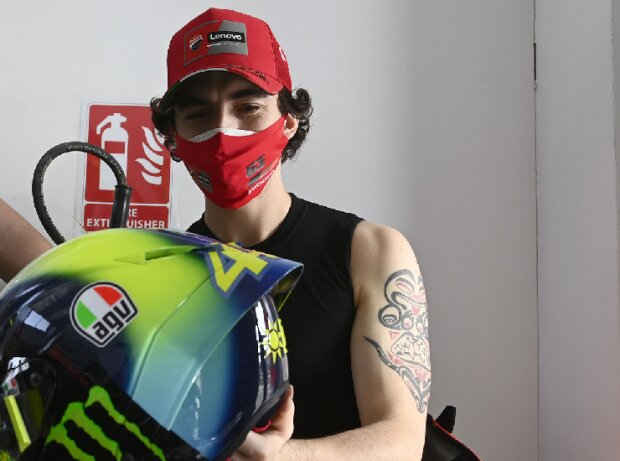 Francesco Bagnaia mit Helm von Valentino Rossi Francesco Bagnaia mit Helm von Valentino Rossi