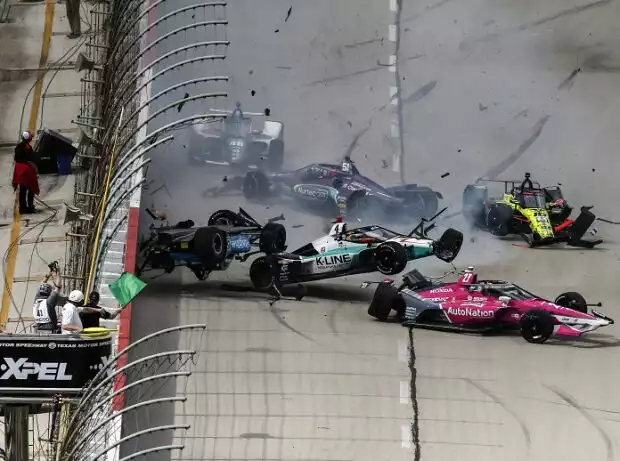 Massencrash beim Start zum zweiten IndyCar-Rennen 2021 auf dem Texas Motor Speedway Titel-Bild zur News: Massencrash beim Start zum zweiten IndyCar-Rennen 2021 auf dem Texas Motor Speedway